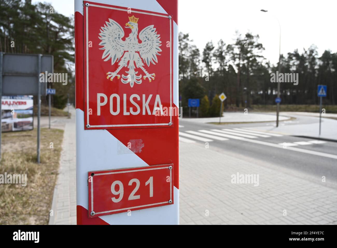 Ahlbeck, Germania. 22 marzo 2021. Un posto di frontiera polacco si trova al confine tra Ahlbeck e Swinemünde in Polonia, sull'isola di Usedom. A causa di un forte aumento del numero di infezioni da Corona, la Polonia è stata classificata come area ad alta incidenza dal 21.03.2021. L'ingresso da lì è consentito solo con un test Corona negativo. Credit: Stefan Sauer/dpa-Zentralbild/dpa/Alamy Live News Foto Stock