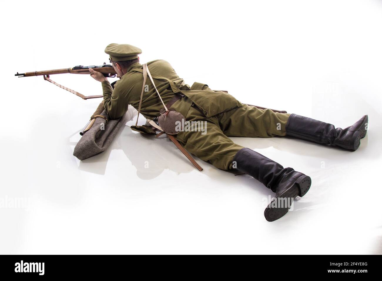 Attore maschile sotto forma di un soldato ordinario di L'esercito russo durante la prima guerra mondiale in posa contro uno sfondo bianco nello studio Foto Stock