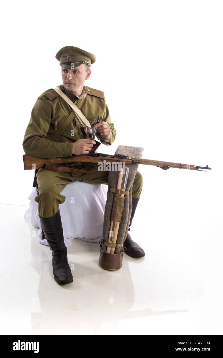 Attore maschile sotto forma di un soldato ordinario di L'esercito russo durante la prima guerra mondiale in posa contro uno sfondo bianco nello studio Foto Stock