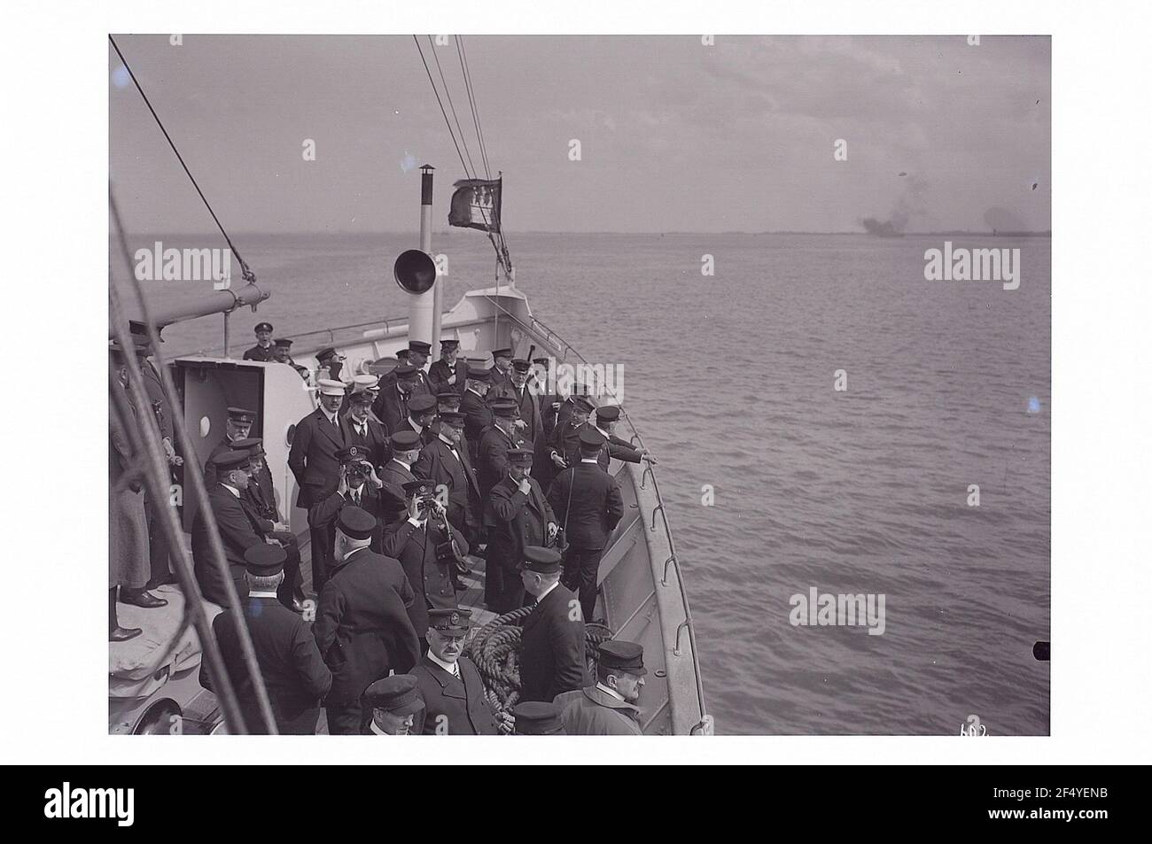 Turisti sul ponte anteriore di un traghetto passeggeri in alto mare Del Hapag Foto Stock