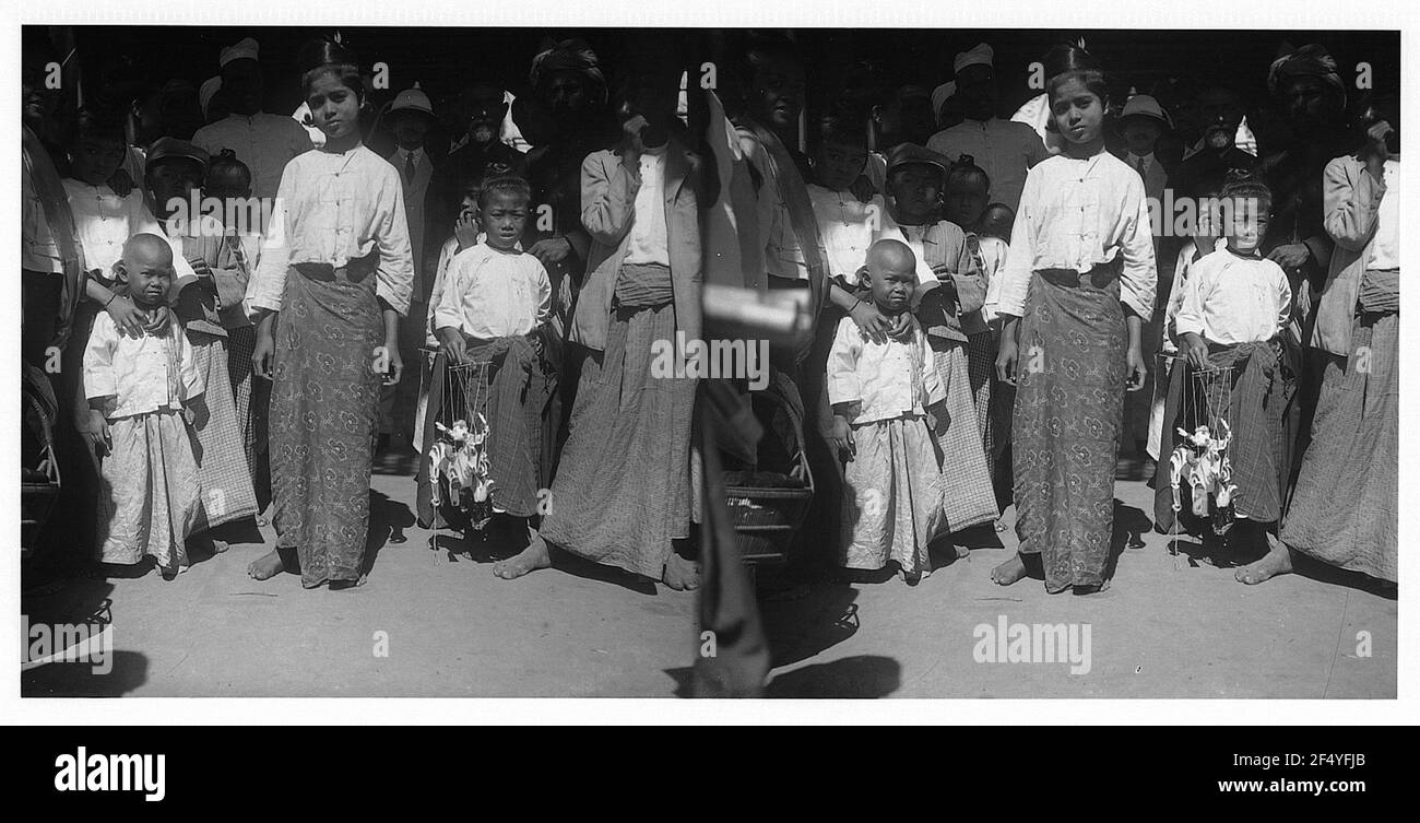 Rangonn (Birmania). Immagine di gruppo con donne e bambini nativi così come turisti Foto Stock