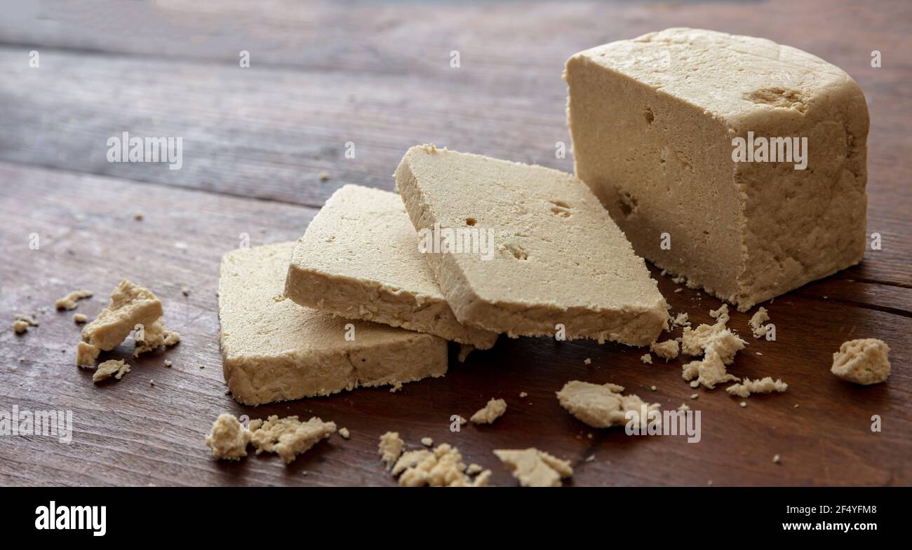 Semi di girasole halva su sfondo tavolo in legno, vista closeup. Halvah alla vaniglia o halwa, confezione tradizionale del dessert fatta anche con t di sesamo Foto Stock