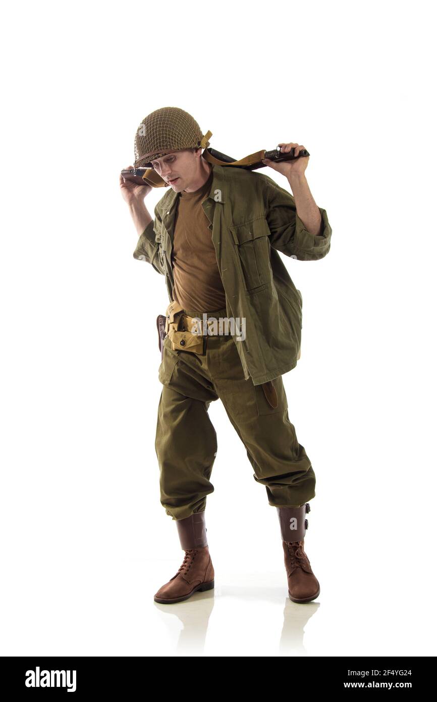 Attore maschio in uniforme militare di un marino americano di Il periodo della seconda guerra mondiale si pone su uno sfondo bianco Foto Stock