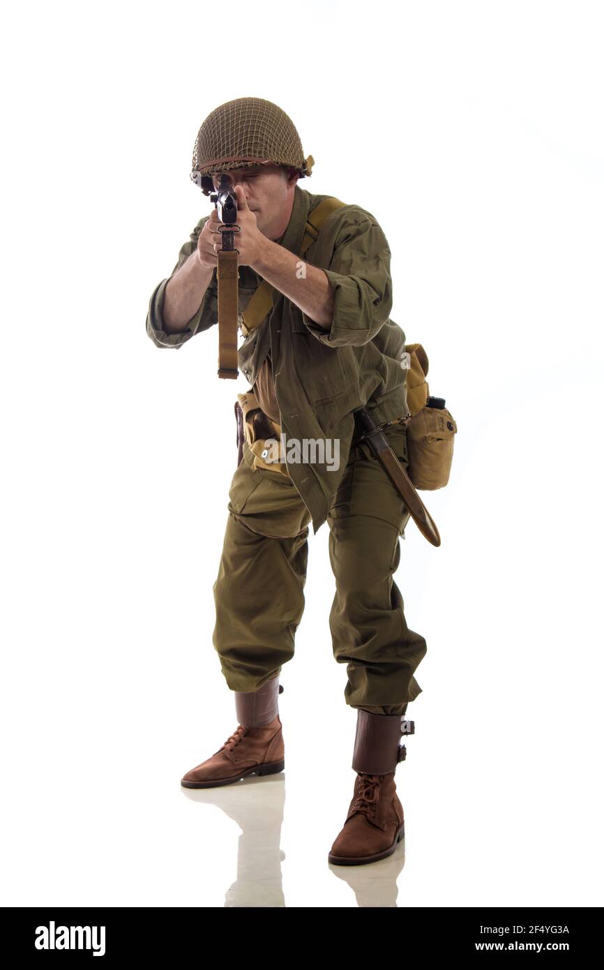 Attore maschio in uniforme militare di un marino americano di Il periodo della seconda guerra mondiale si pone su uno sfondo bianco Foto Stock