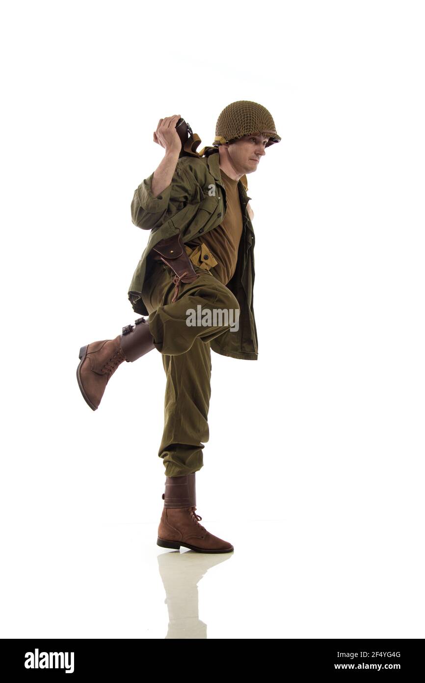 Attore maschio in uniforme militare di un marino americano di Il periodo della seconda guerra mondiale si pone su uno sfondo bianco Foto Stock