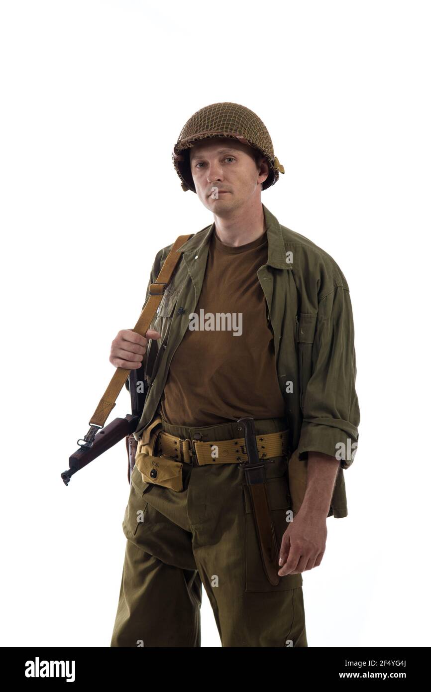 Attore maschio in uniforme militare di un marino americano di Il periodo della seconda guerra mondiale si pone su uno sfondo bianco Foto Stock