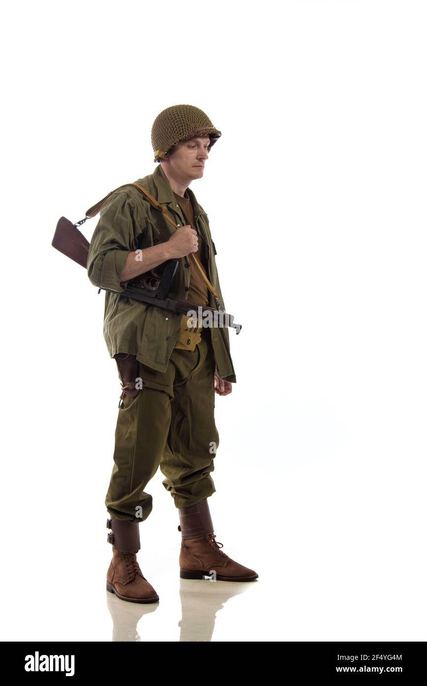 Attore maschio in uniforme militare di un marino americano di Il periodo della seconda guerra mondiale si pone su uno sfondo bianco Foto Stock