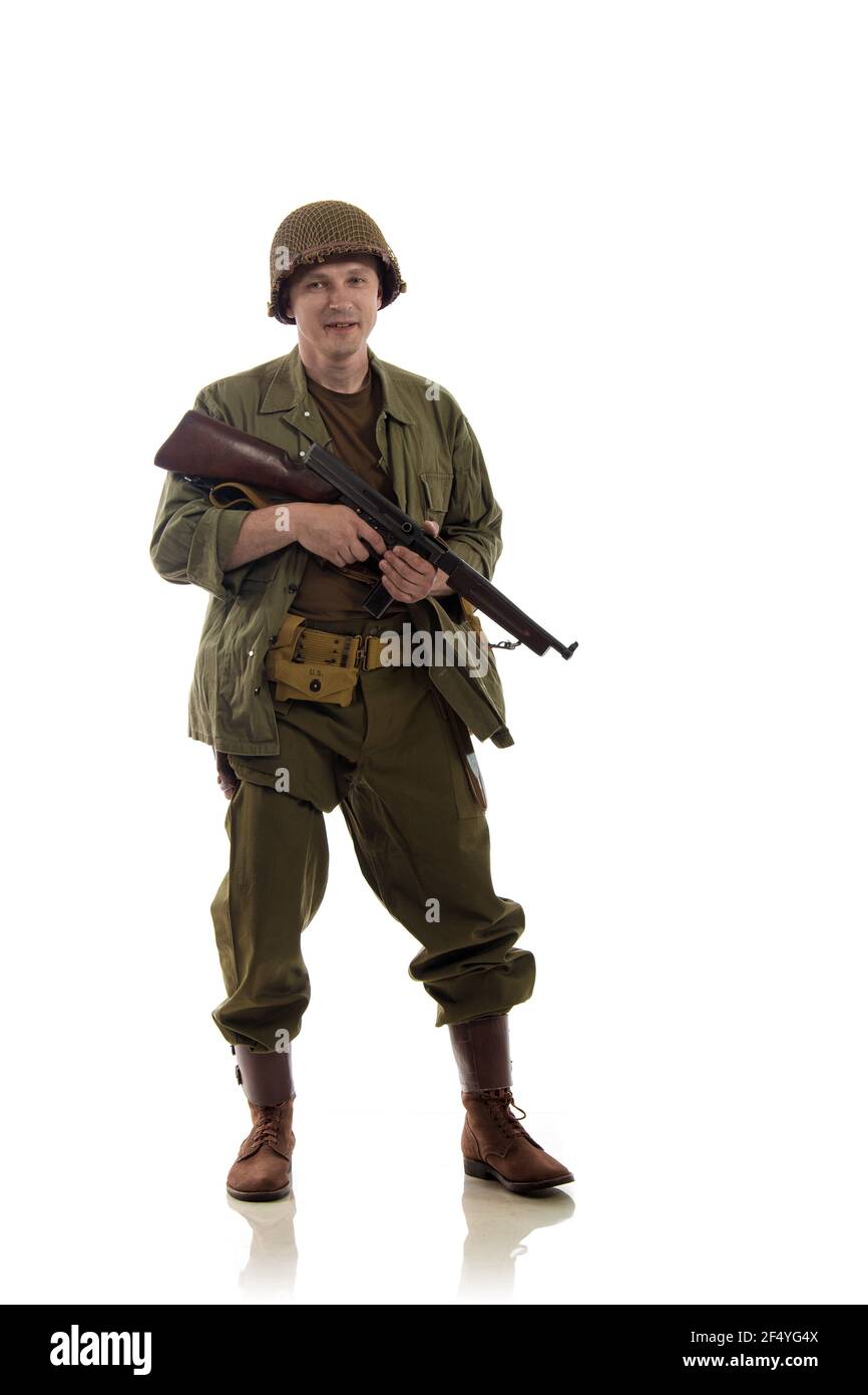 Attore maschio in uniforme militare di un marino americano di Il periodo della seconda guerra mondiale si pone su uno sfondo bianco Foto Stock