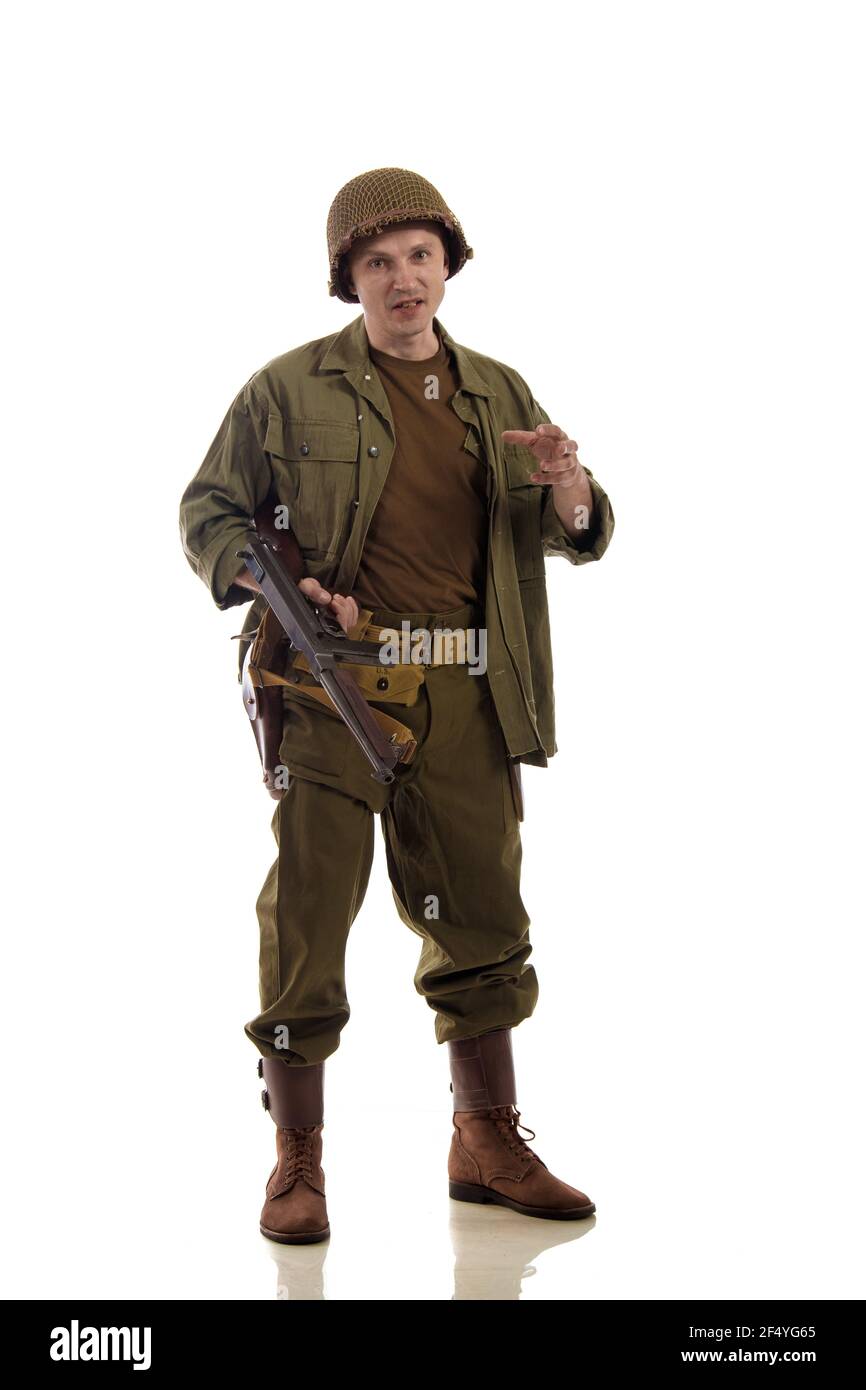 Attore maschio in uniforme militare di un marino americano di Il periodo della seconda guerra mondiale si pone su uno sfondo bianco Foto Stock