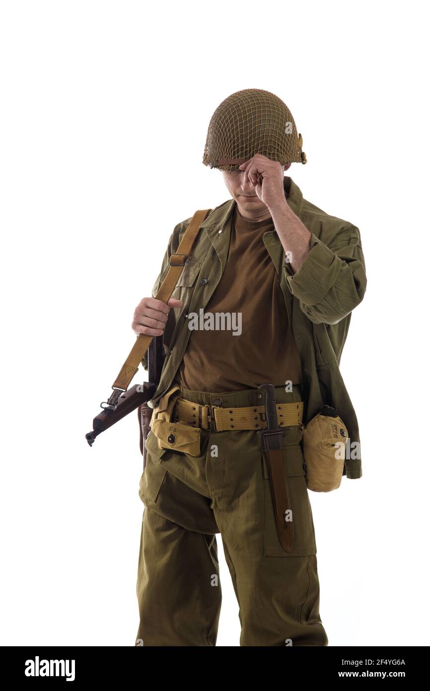 Attore maschio in uniforme militare di un marino americano di Il periodo della seconda guerra mondiale si pone su uno sfondo bianco Foto Stock