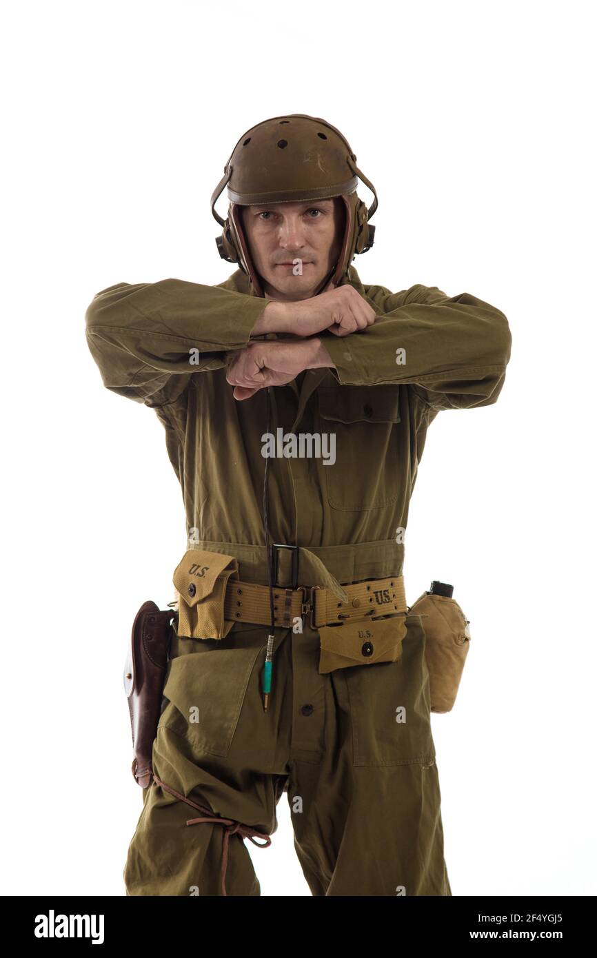Uomo attore in uniforme militare del tankman americano del mondo Guerra II che posa su sfondo bianco Foto Stock