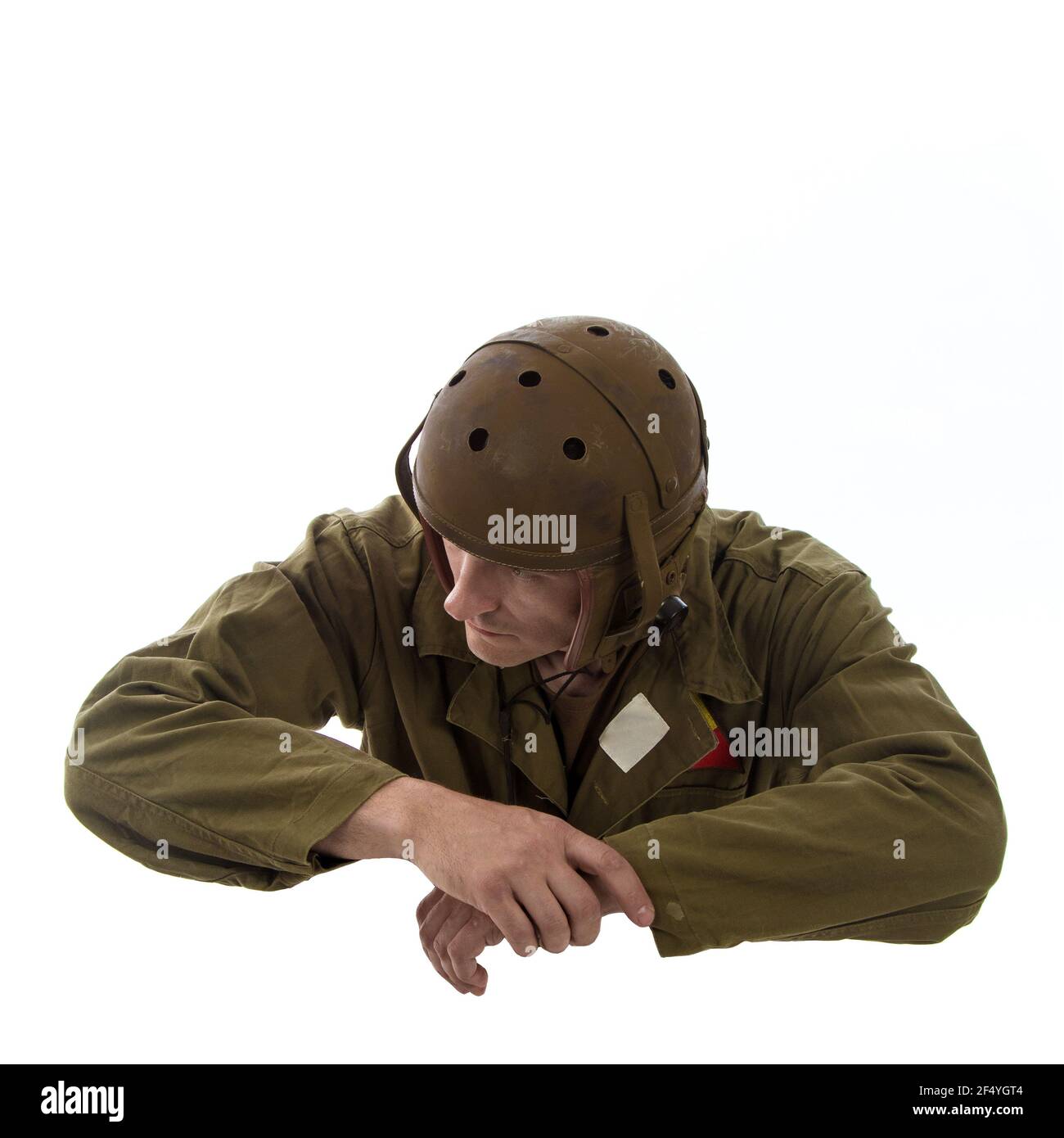 Attore maschio in uniforme militare di un marino americano di Il periodo della seconda guerra mondiale si pone su uno sfondo bianco Foto Stock