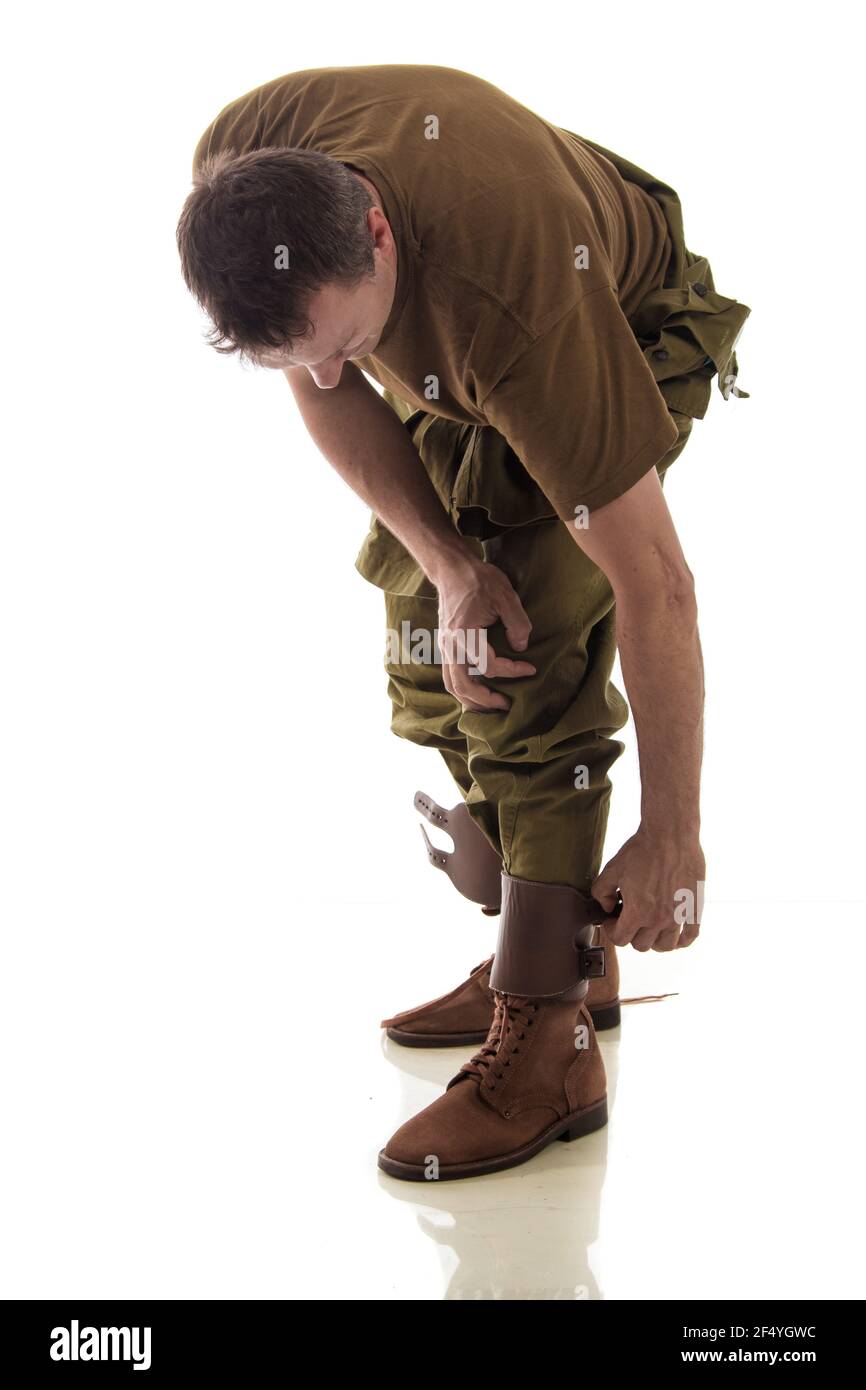 Uomo attore in uniforme militare del tankman americano del mondo Guerra II che posa su sfondo bianco Foto Stock