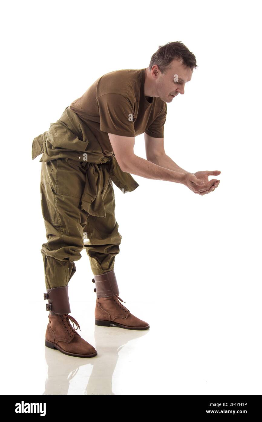 Uomo attore in uniforme militare del tankman americano del mondo Guerra II che posa su sfondo bianco Foto Stock