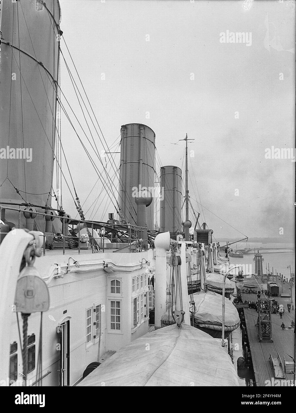 La stupper passeggeri dell'alta Mare 'Imperatore' di Hapag Amburgo. Backbord ponte barca con bagnanti e guardando camini e sovrastrutture Foto Stock