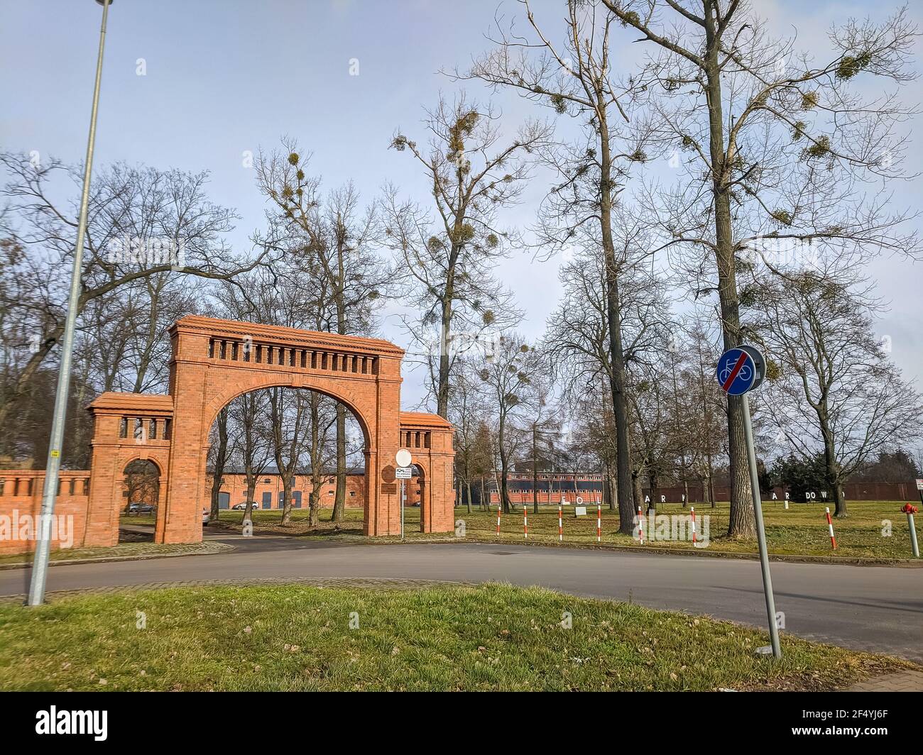 15 febbraio 2020. Poznan, Polonia. Porta storica per Edwardowo Farm. Pareti di mattoni rossi. Manor, porta di un edificio agricolo. Fienile fattoria di mattoni rossi d'epoca Foto Stock