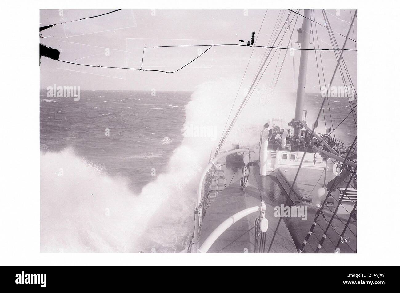 Infiltrazioni di un vaporetto passeggeri in alto mare sul lago aperto Foto Stock