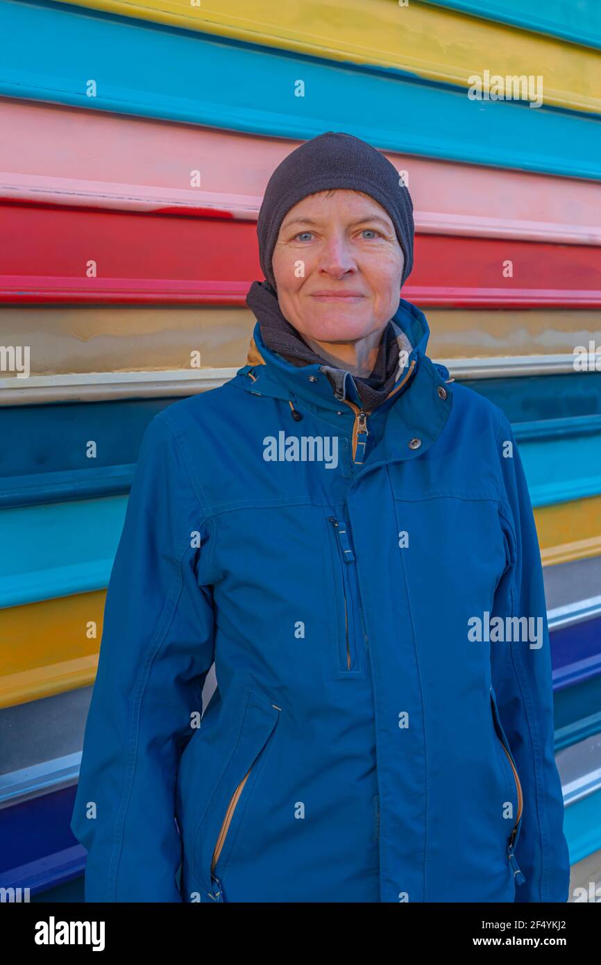 Parigi, Francia - 02 27 2021: Ritratto di una donna di fronte ad un'uscita di un otturatore colorato sul Canal de l'Ourcq Foto Stock