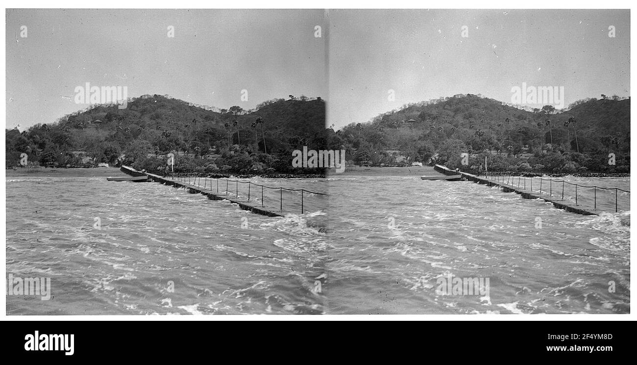 A Bombay, India: Landing bar nella baia del mare Foto Stock