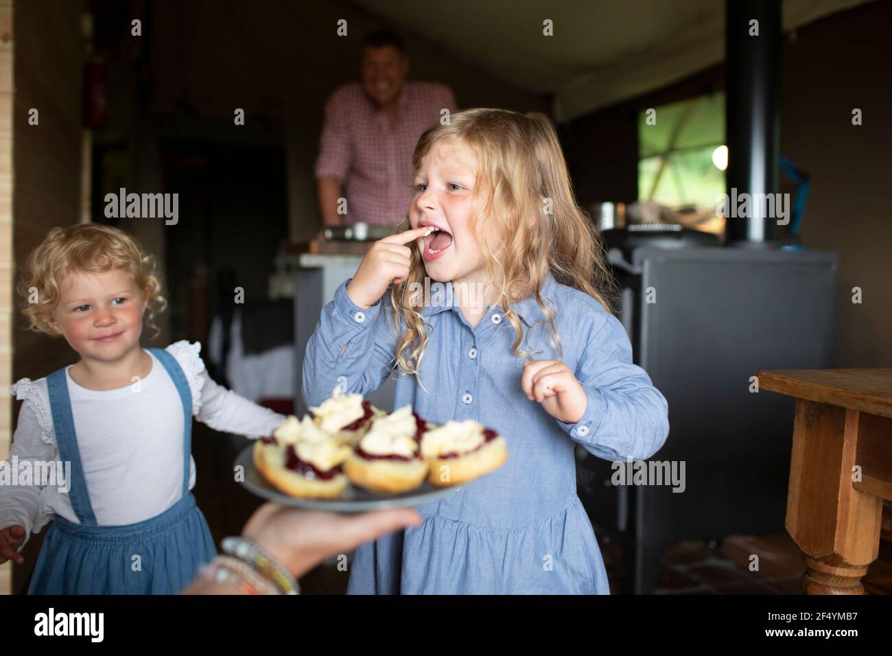 Ragazza carina che mangia confetti di crema di fragole Foto Stock