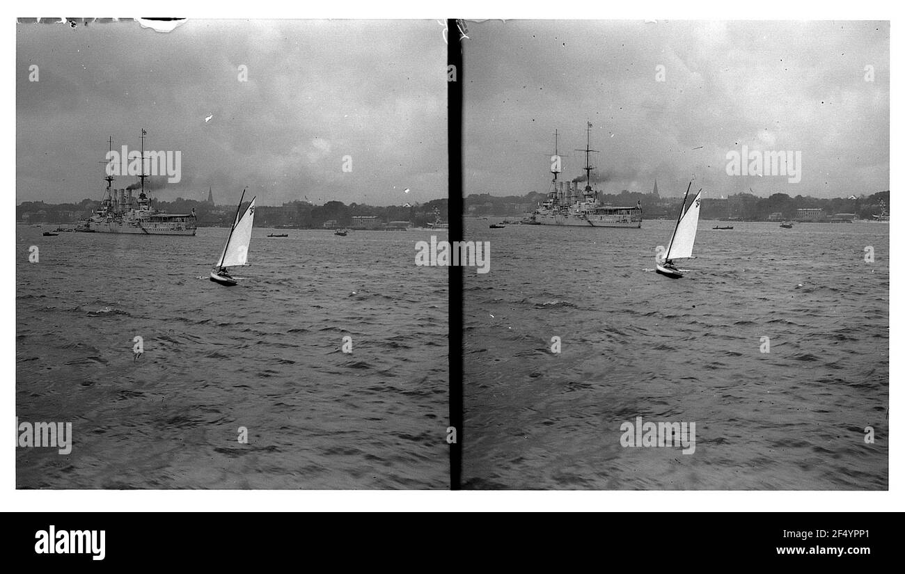 Singapore: Visita di una nave da guerra russa (Aurora?). Nave da guerra russa, altre barche e marinai di fronte alla costa di Singapore Foto Stock