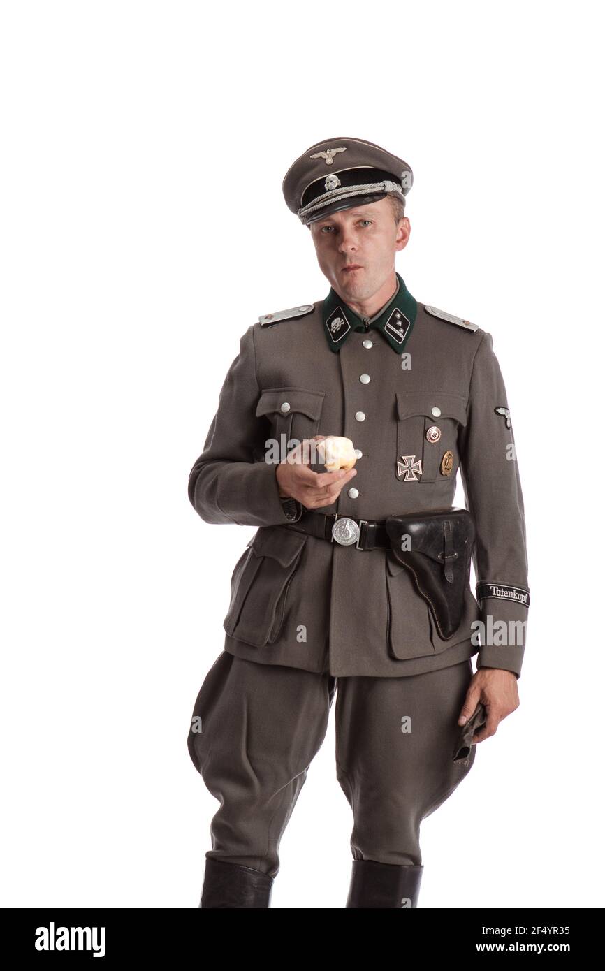 Uomo attore in divisa militare storica come ufficiale dell'esercito tedesco  durante la seconda guerra mondiale, che posa su uno sfondo nero in una luce  blu scenografica Foto stock - Alamy