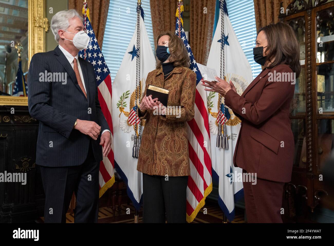 Washington, Stati Uniti d'America. 23 marzo 2021. Il Vice Presidente degli Stati Uniti Kamala Harris applaude William Burns come Direttore della Central Intelligence Agency a seguito di un giuramento presso l'Eisenhower Executive Office Building di Washington, Stati Uniti, il 23 marzo 2021. La moglie di Burn Lisa Carty guarda sopra. Credit: Ken Cedeno/Pool via CNP | Usage worldwide Credit: dpa/Alamy Live News Foto Stock