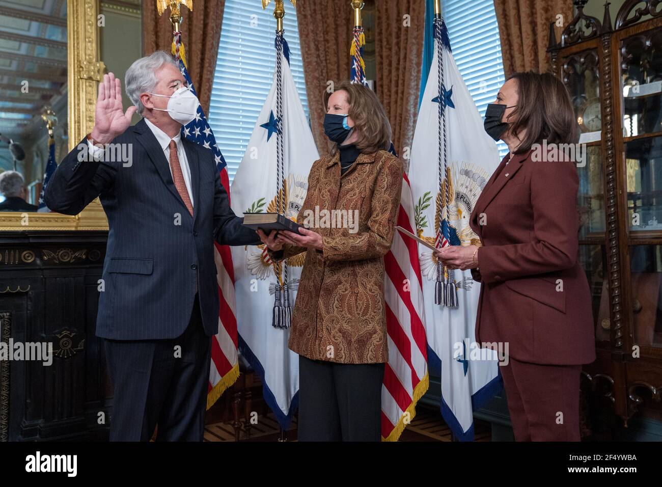 Washington, Stati Uniti d'America. 23 marzo 2021. Il Vice Presidente degli Stati Uniti Kamala Harris giura cerimonialmente nell'ambasciatore William Burns come direttore dell'Agenzia di intelligenza centrale come la moglie del Burn Lisa Carty tiene la Bibbia nell'edificio dell'ufficio esecutivo di Eisenhower a Washington, Stati Uniti, 23 marzo 2021. Credit: Ken Cedeno/Pool via CNP | Usage worldwide Credit: dpa/Alamy Live News Foto Stock