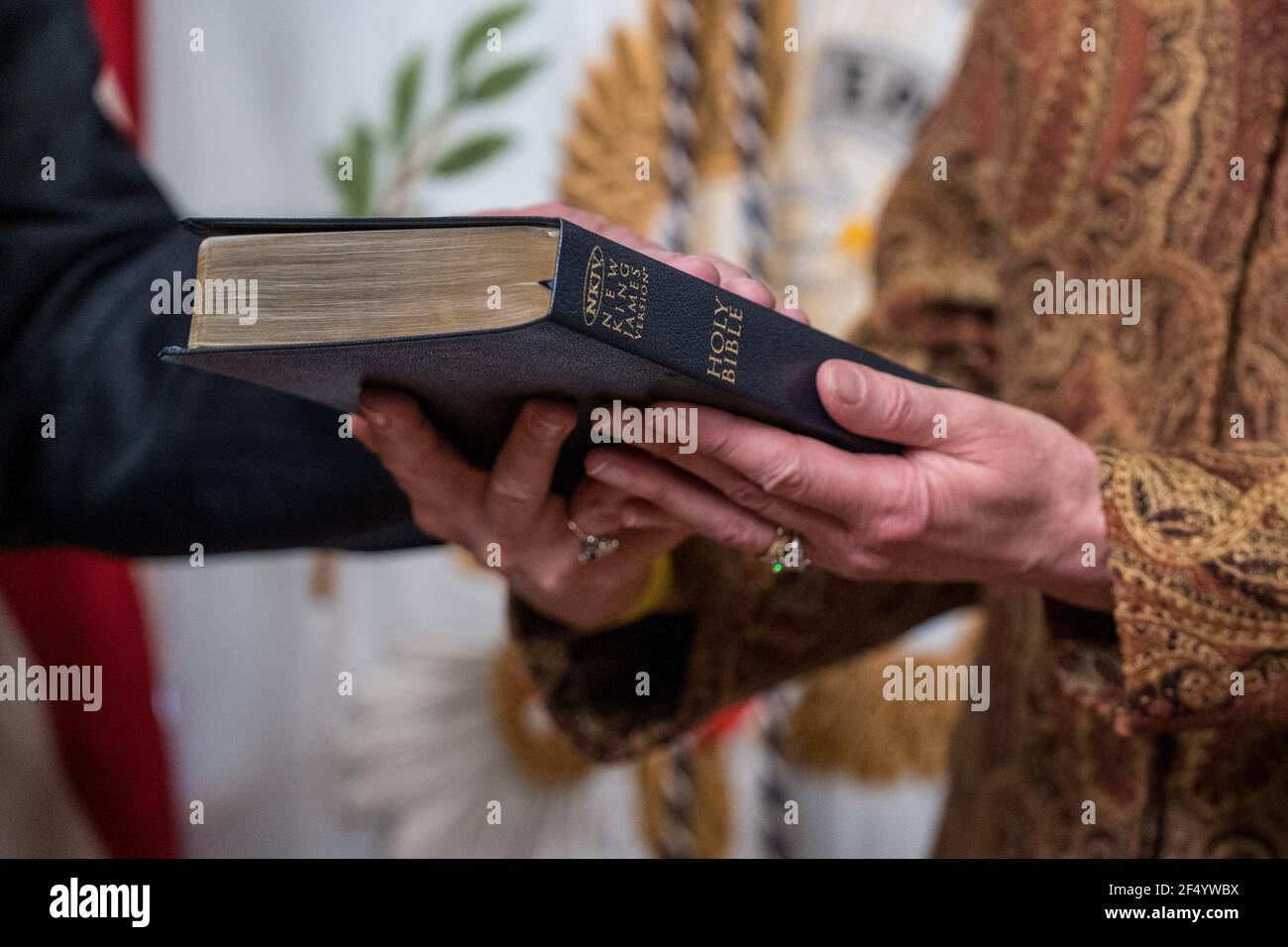 Washington, Stati Uniti d'America. 23 marzo 2021. La moglie di Burns Lisa Carty tiene la Bibbia il Vice Presidente degli Stati Uniti Kamala Harris giurò per cerimonie nell'ambasciatore William Burns come Direttore dell'Agenzia di intelligenza centrale nell'edificio dell'ufficio esecutivo di Eisenhower a Washington, Stati Uniti, 23 marzo 2021. Credit: Ken Cedeno/Pool via CNP | Usage worldwide Credit: dpa/Alamy Live News Foto Stock