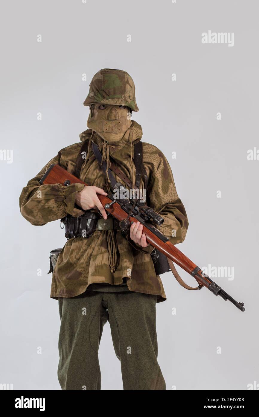 Attore uomo in una vecchia divisa militare e camuffamento cecchino  abbigliamento da markman di un soldato dell'esercito tedesco durante la  seconda guerra mondiale Foto stock - Alamy