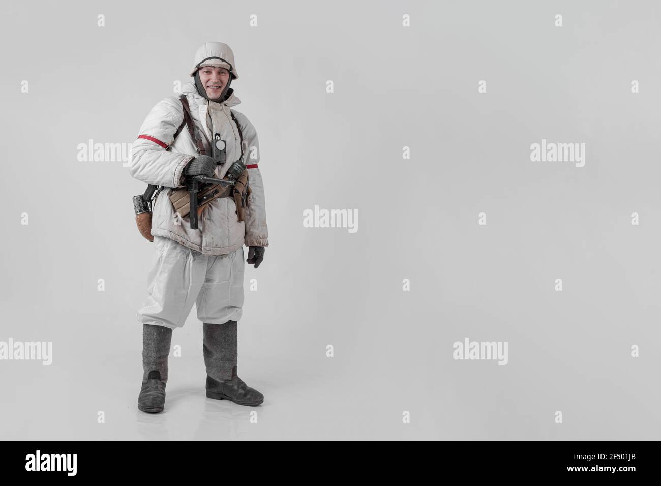 Attore maschile nell'uniforme militare invernale di un soldato tedesco, il periodo 1941-1945, la seconda guerra mondiale Foto Stock