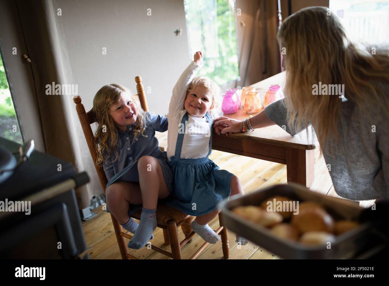 Felice madre e figlie in cucina Foto Stock