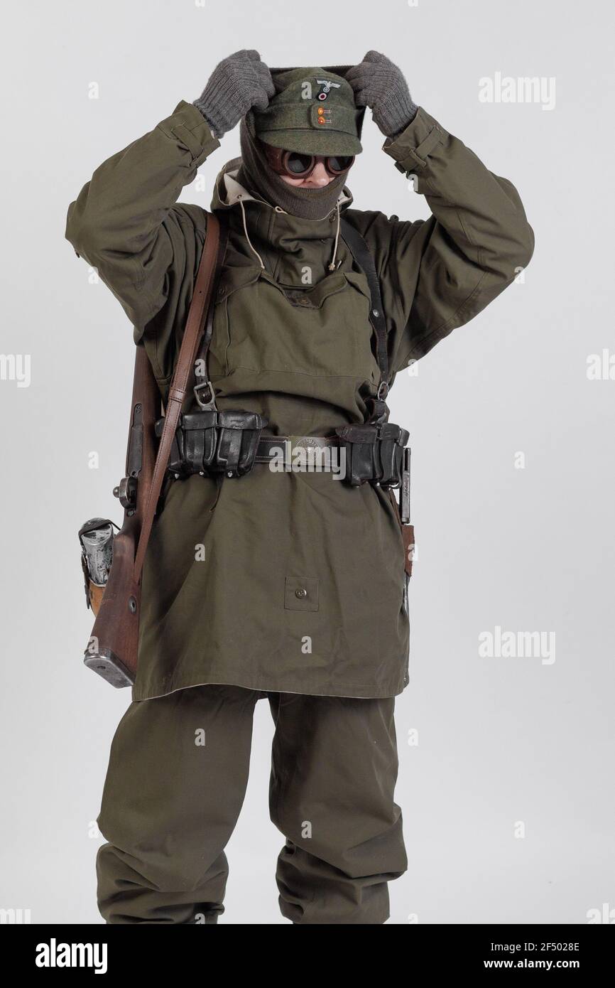 Attore maschile nell'uniforme militare invernale di un soldato tedesco, il periodo 1941-1945, la seconda guerra mondiale Foto Stock