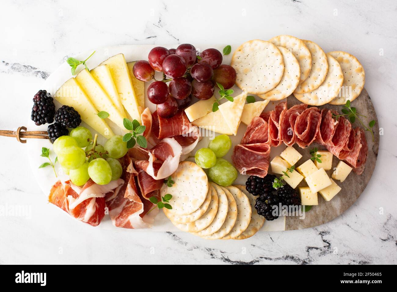 Salumi con varietà di formaggi e carne Foto Stock