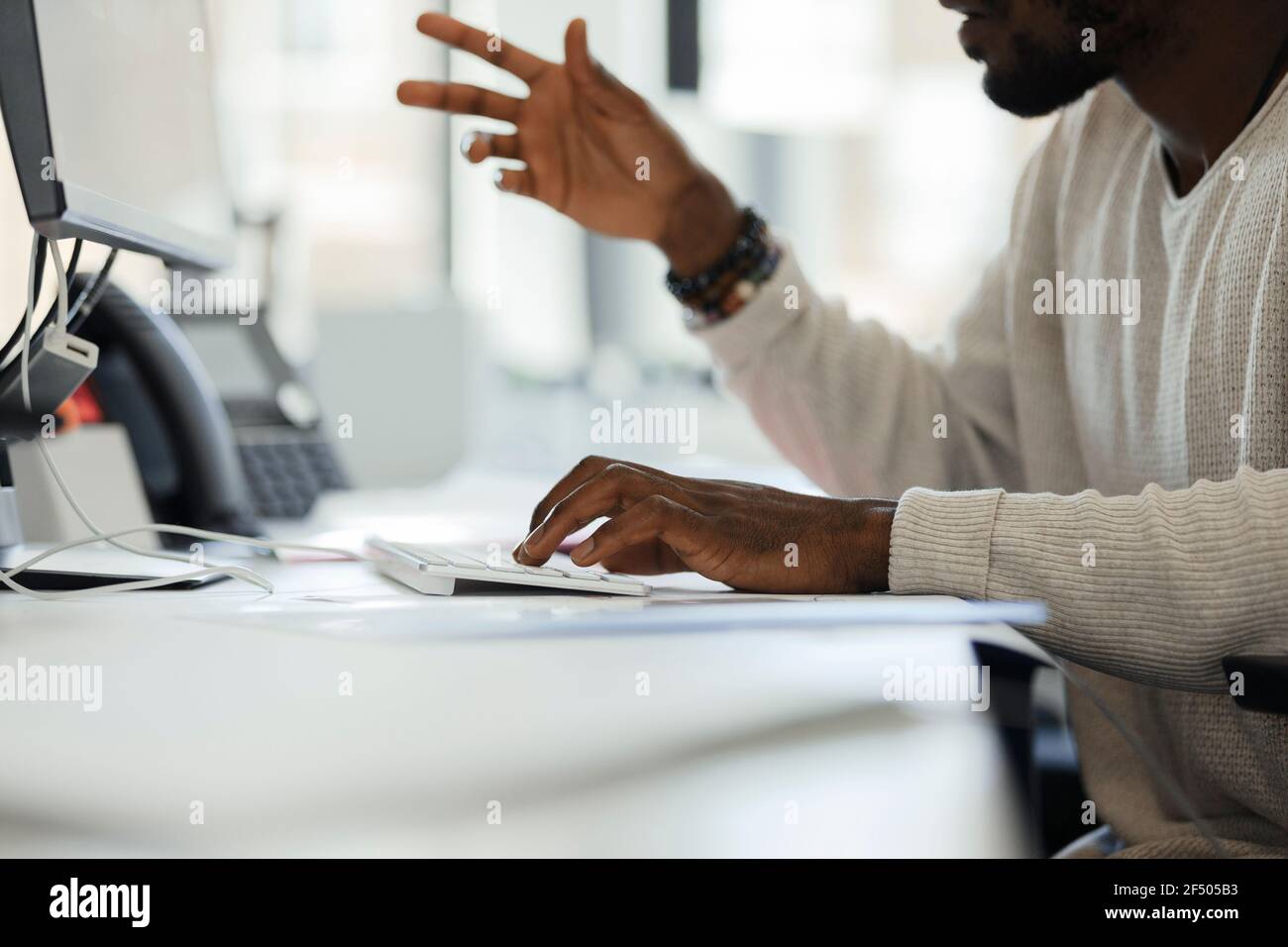 Primo piano su videoconferenza uomo d'affari al computer dell'ufficio Foto Stock