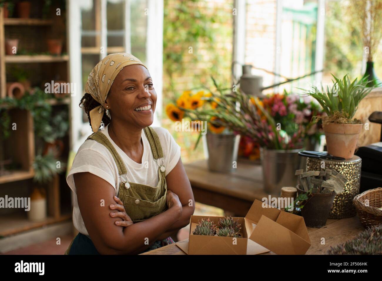 Ritratto felice fiorista femminile che lavora in negozio Foto Stock
