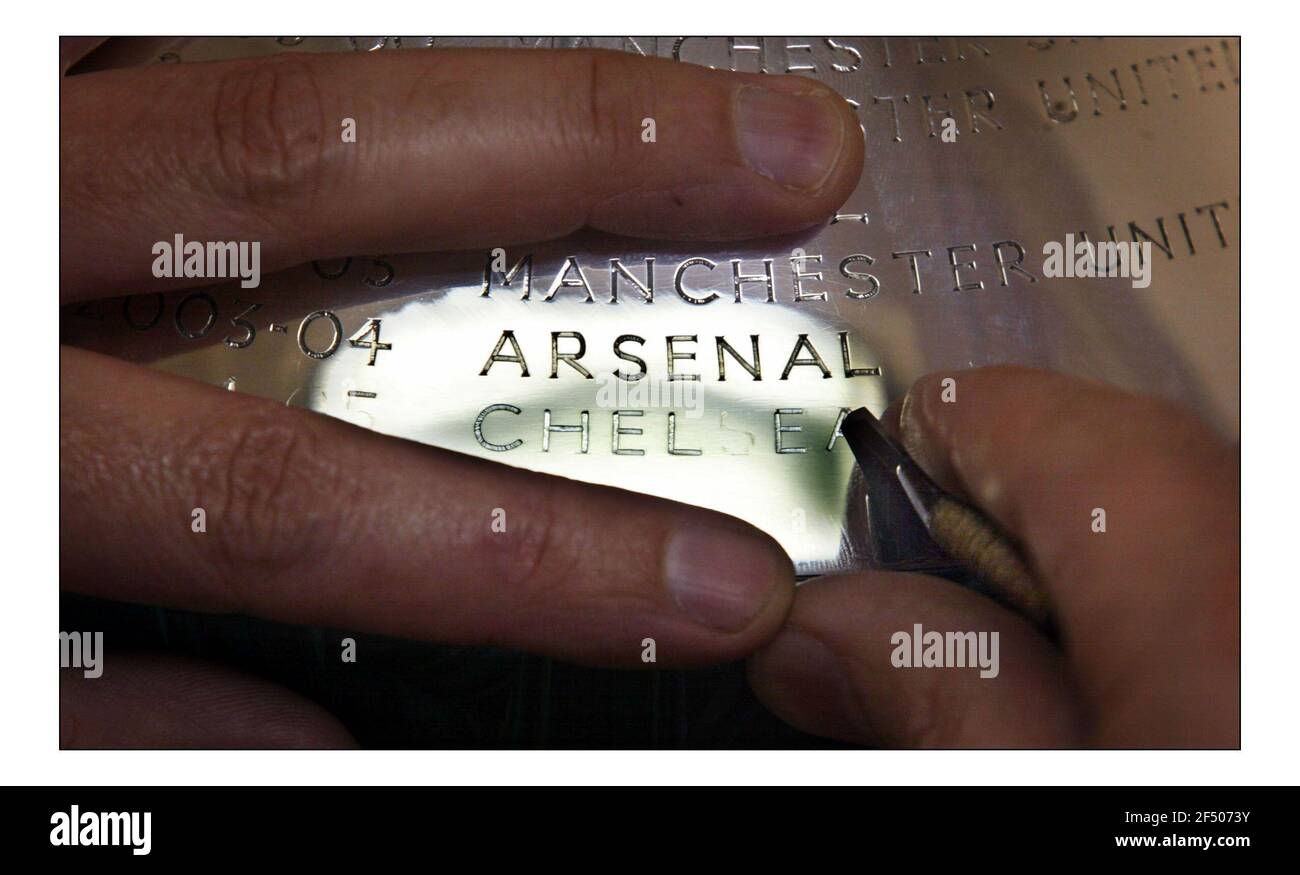 La Coppa di premiership in corso di incisione per l'anno 2005, ad Aspreys sul vecchio Bond st da Philip sale.pic David Sandison 4/5/2005 Foto Stock