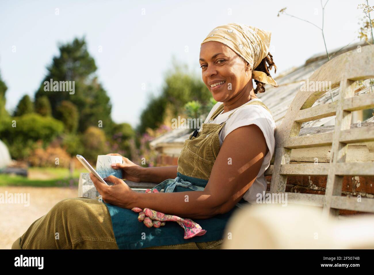 Ritratto felice donna proprietario del negozio di giardino prendendo pausa caffè sopra banco Foto Stock