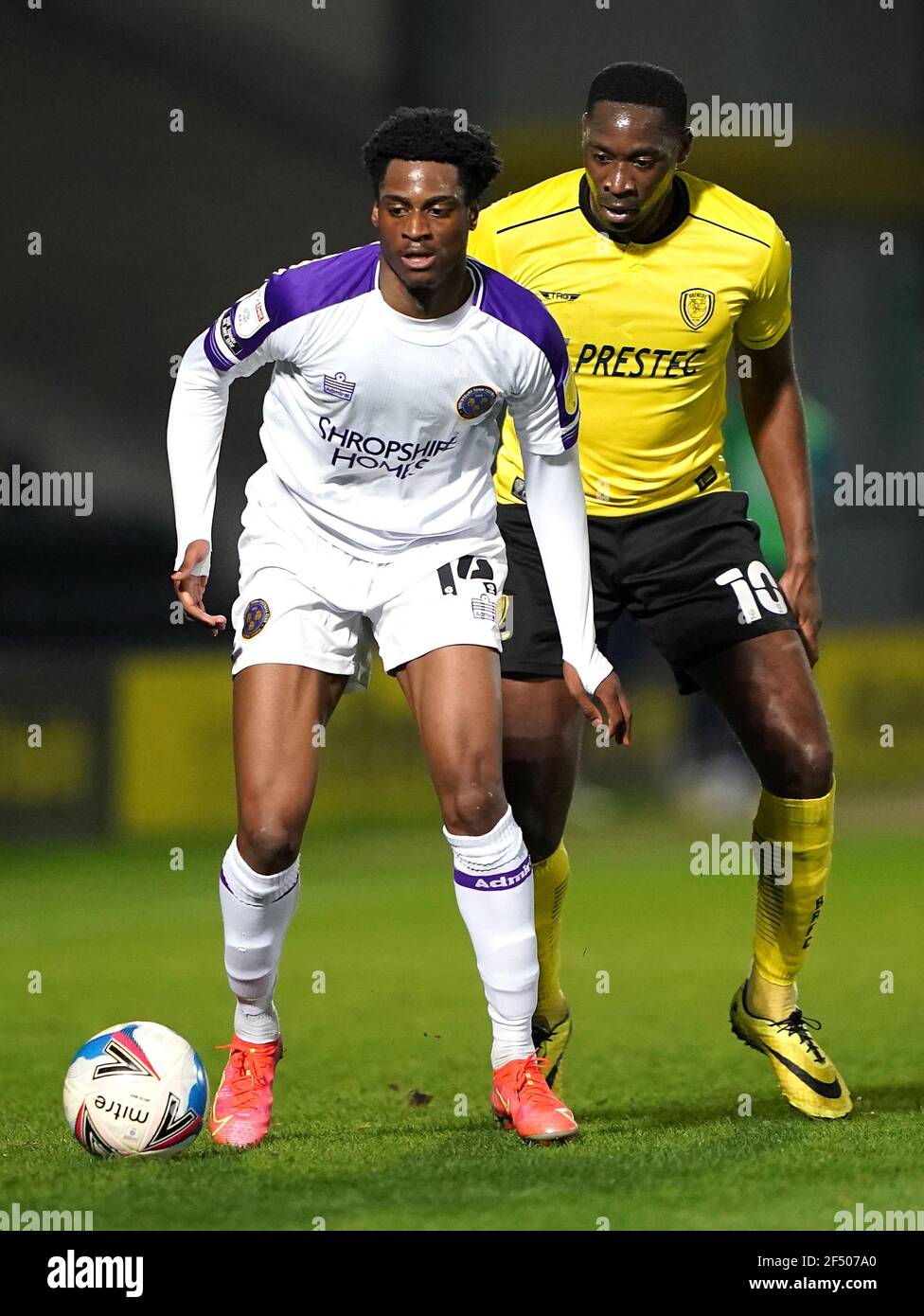 Nathanael Ogbeta di Shrewsbury Town (a sinistra) e Lucas Akins di Burton Albion combattono per la palla durante la partita della Sky Bet League uno allo Stadio Pirelli, Burton upon Trent. Data immagine: Martedì 23 marzo 2021. Foto Stock