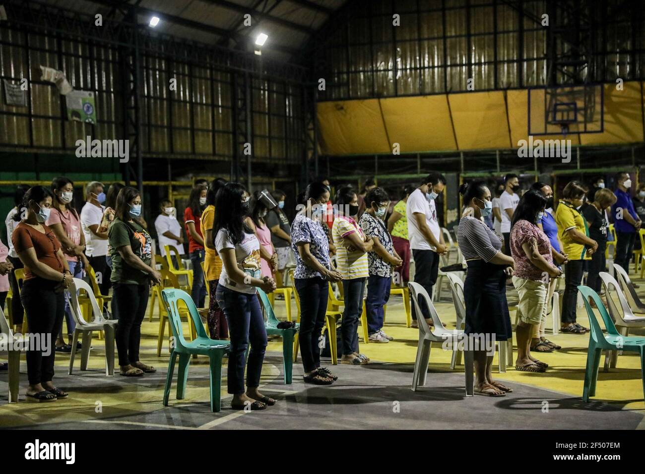 I devoti cattolici partecipano a una messa serale il mercoledì delle Ceneri all'interno di una corte coperta a Quezon City. Milioni di devoti filippini hanno affollato alle chiese di tutta la nazione per osservare l'inizio della stagione quaresimale nonostante le restrizioni causate dal COVID-19. La Conferenza Episcopale delle Filippine (CBCP) ha raccomandato di mettere cenere sui capi dei devoti per mantenere la distanza fisica in mezzo alla nuova pandemia del coronavirus. Filippine. Foto Stock