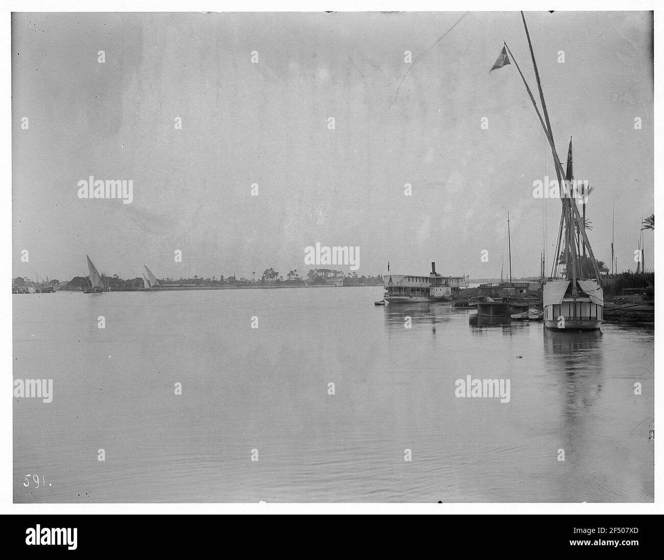 Il Cairo. Vista sul Nilo con barche su un molo Foto Stock