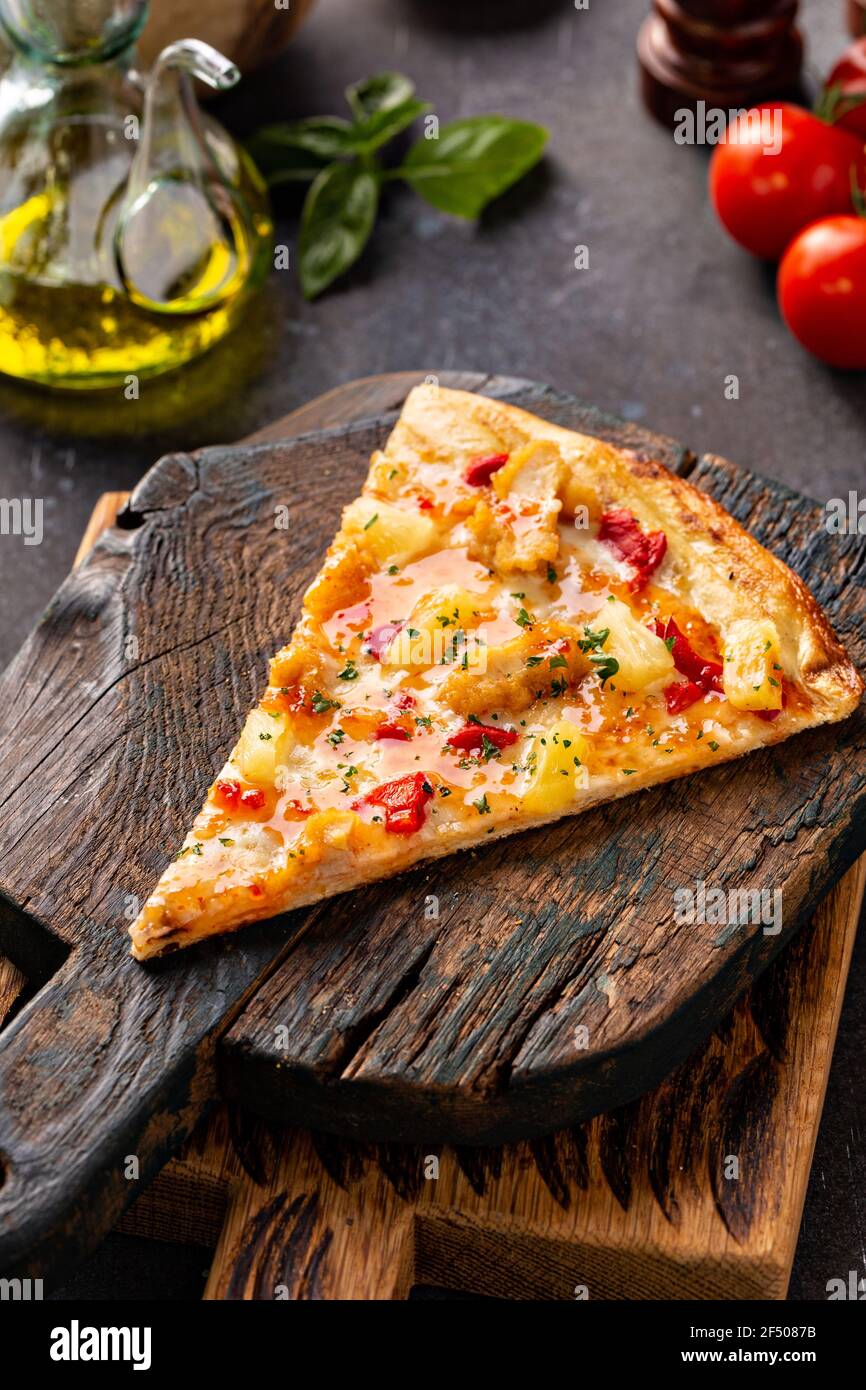 Pizza hawaiana con ananas, prosciutto e pepe Foto Stock
