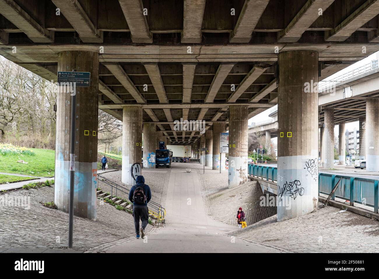 Glasgow, Scozia, Regno Unito. 23 marzo 2021. Glasgow, Scozia, Regno Unito. Un ingegnere sul viadotto durante le chiusure di corsia sulla M8 ispeziona l'integrità strutturale del viadotto in calcestruzzo. Tutti i ponti e i semigiunti sono stati contrassegnati per misure correttive e riparazioni che richiederanno lunghe chiusure di corsie .Iain Masterton/Alamy Live News Foto Stock