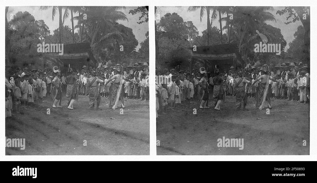 Batavia (Giacarta), Indonesia. Attrici giavanesi nell'esecuzione di Wayang Wong (gioco d'ombra senza maschere) di fronte al pubblico locale e turisti dell'Hapag Foto Stock