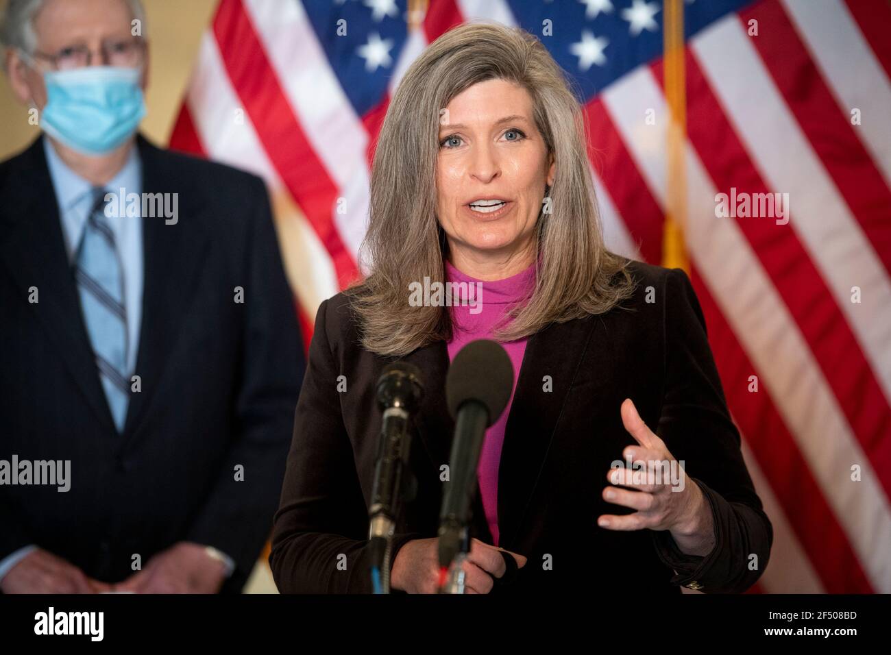 Washington, Stati Uniti d'America. 23 marzo 2021. Il senatore degli Stati Uniti Joni Ernst (Repubblicano dell'Iowa) offre osservazioni durante una conferenza stampa a seguito del pranzo del Senato della GOP, nel Palazzo dell'Ufficio del Senato di Russell a Washington, DC, martedì 23 marzo 2021. Credit: Rod Lamkey/CNP/Sipa USA Credit: Sipa USA/Alamy Live News Foto Stock