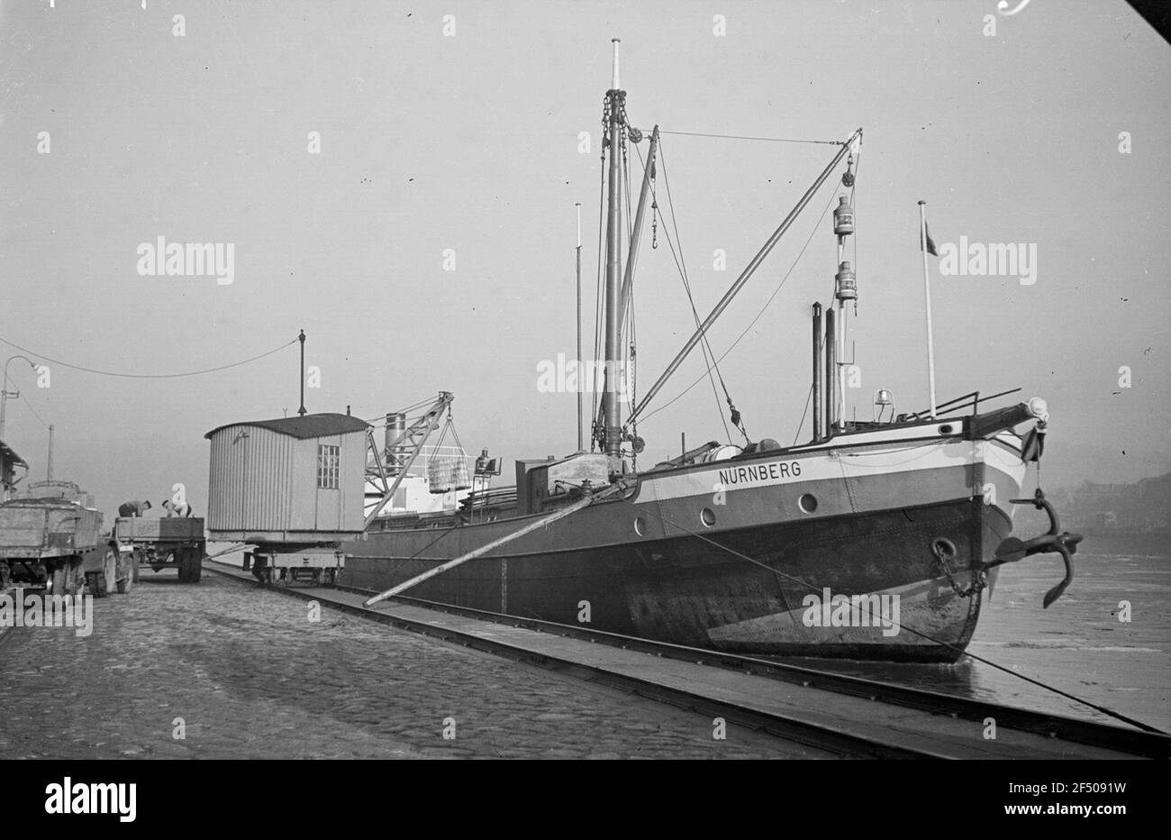 Meissen, piazza del proibizionismo sotto il Hochbuerstraße. Nave per trasporto a motore 'Norimberga' sulla banchina durante il trasbordo con gru elettrica a braccio Foto Stock