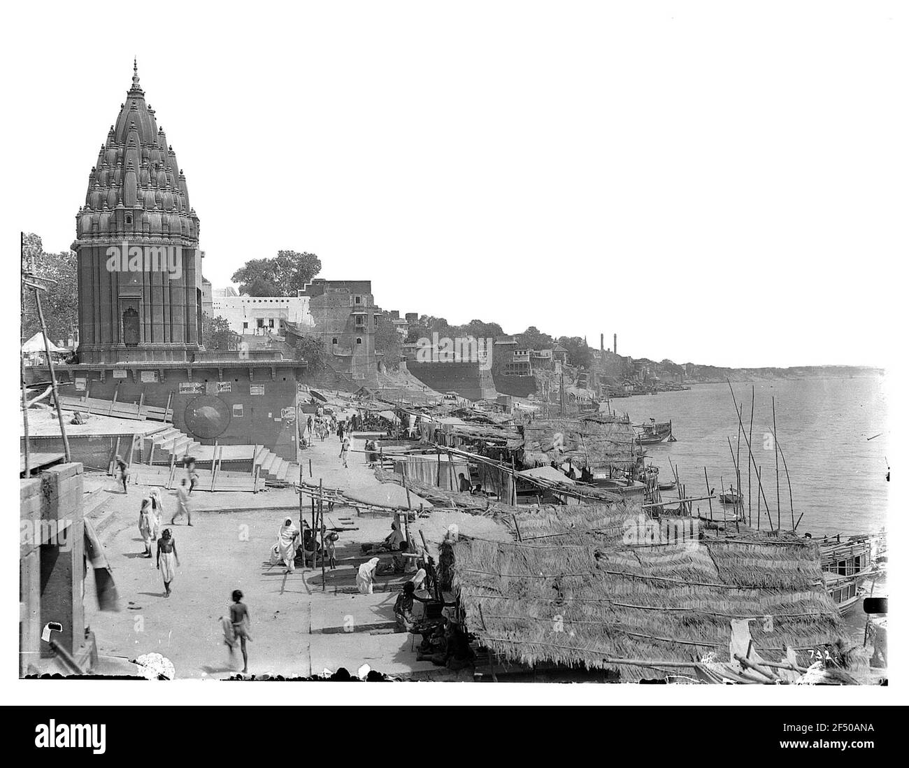 Varanasi (Benares), India. Templi e Ghati sul Gange del fiume Santo Foto Stock