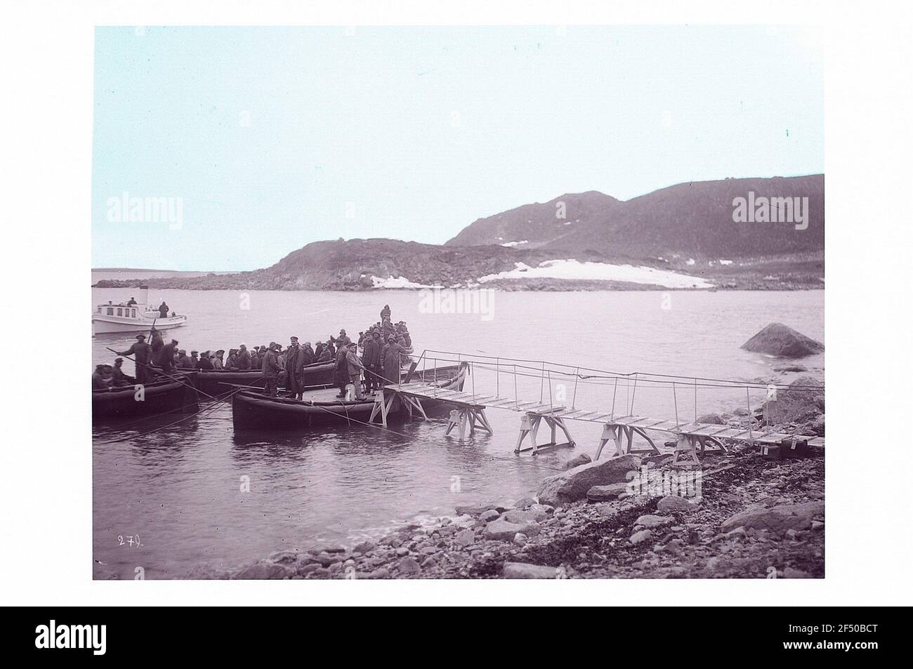 Smerenbergbucht, Spitzbergen. Passeggeri del vaporetto "Victoria Luise" a bordo di una barca Foto Stock