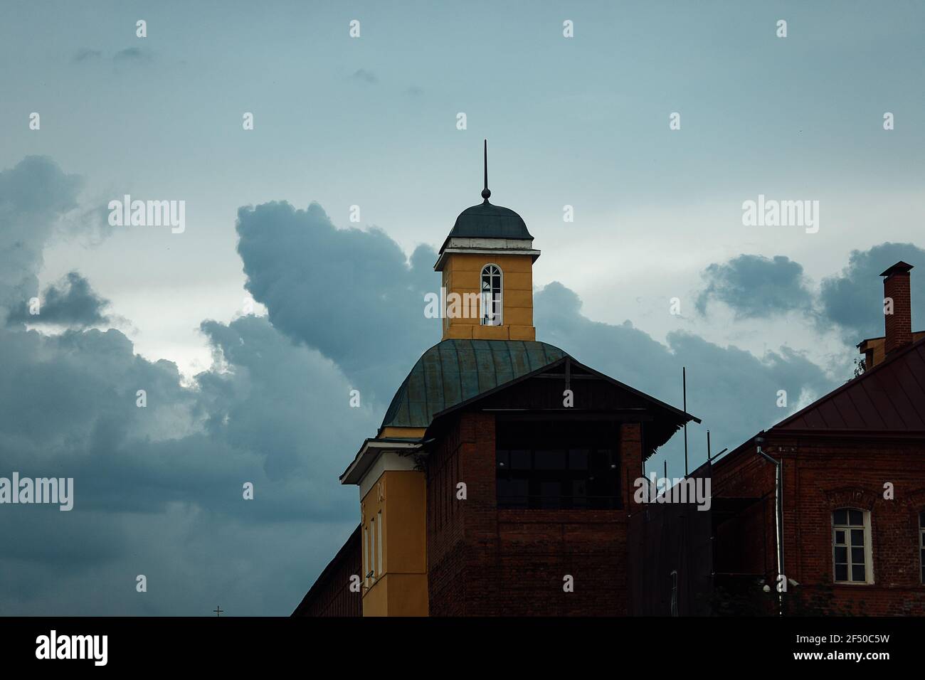 nuvole terribili sulla città, un cambiamento improvviso nel tempo, una tempesta pesante e temporale in arrivo. oscure nuvole nel cielo Foto Stock