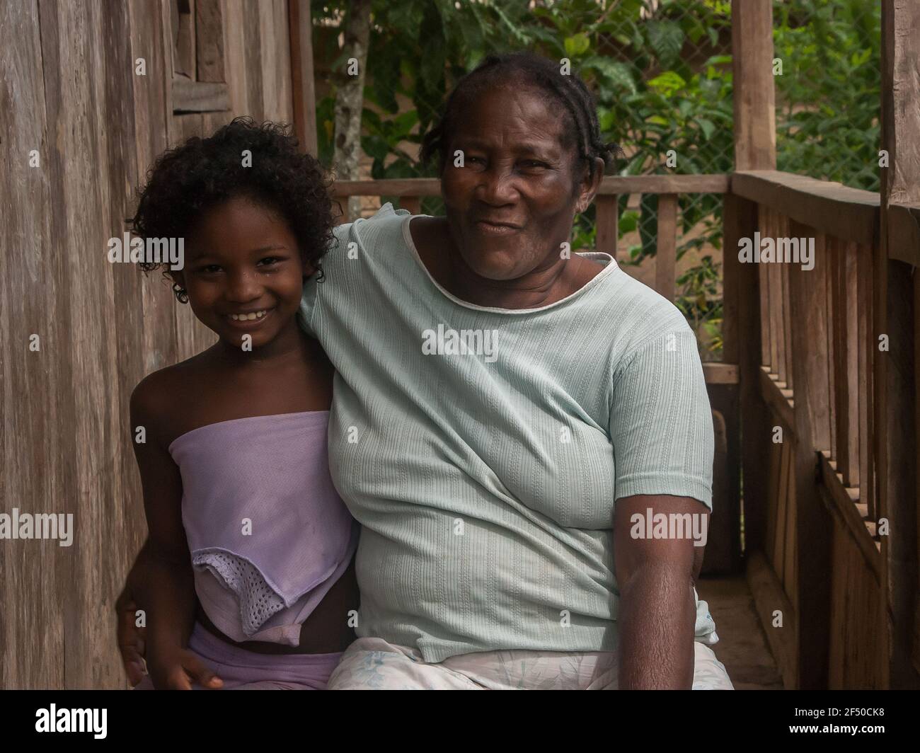 Provincia di Darien, Panama. 07-18-2019. Ritratto di una donna indigena della Provincia di Darien, a Panama, America Centrale, che abbracciava la sua nipote. Foto Stock